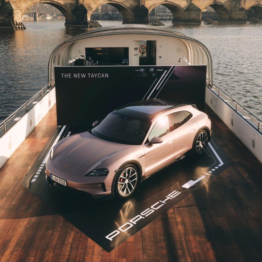 Big LED UP za autosalon - Svjetleći paneli za prezentaciju vozila